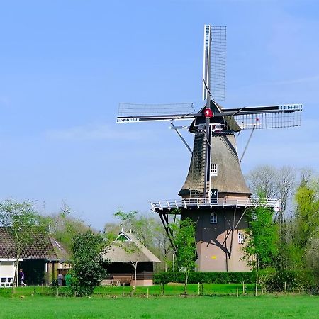 Woonboot In Sumar Gelegen Tussen Leeuwarden En Drachten Suameer Exteriér fotografie
