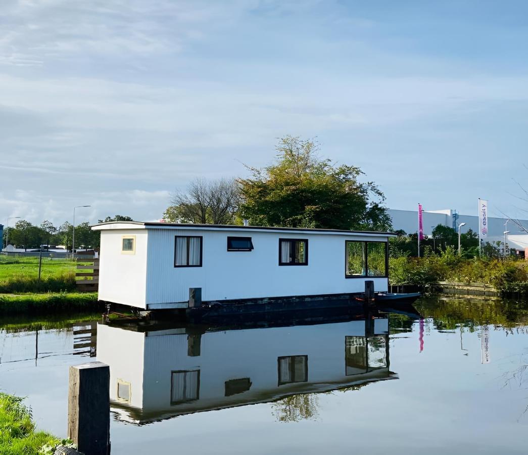 Woonboot In Sumar Gelegen Tussen Leeuwarden En Drachten Suameer Exteriér fotografie