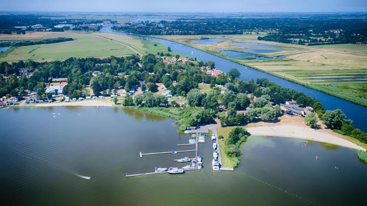 Woonboot In Sumar Gelegen Tussen Leeuwarden En Drachten Suameer Exteriér fotografie