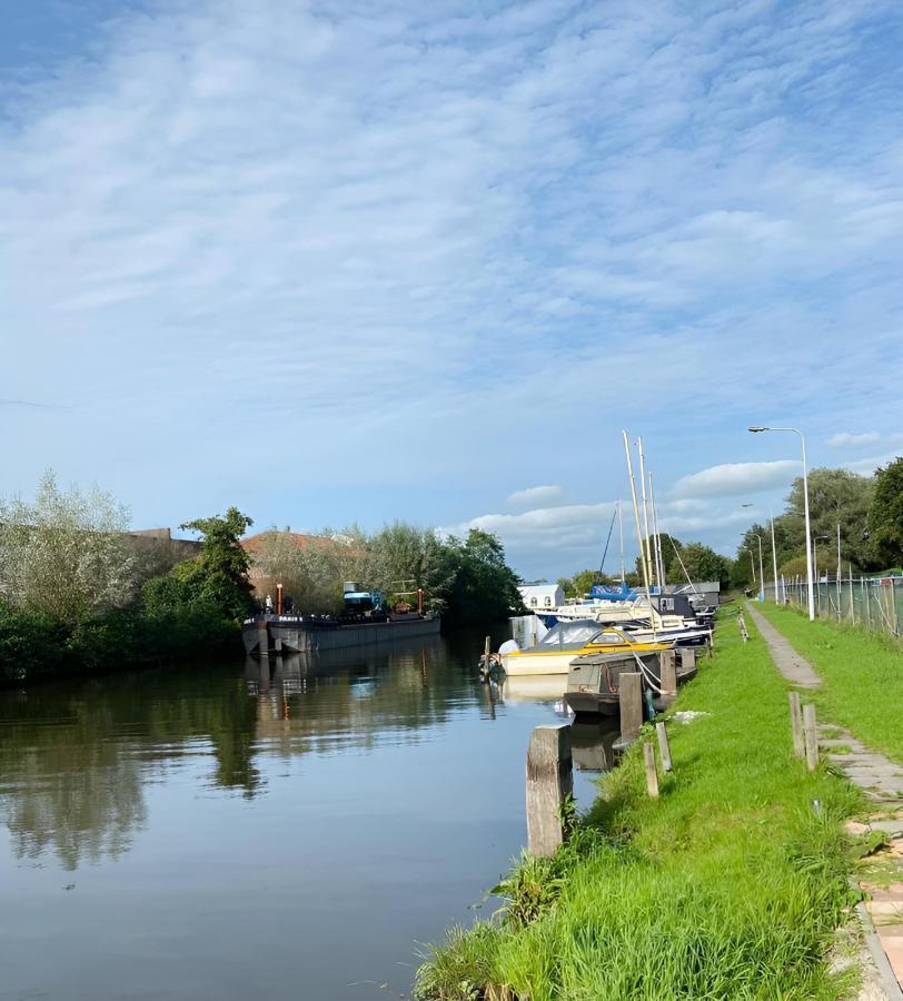 Woonboot In Sumar Gelegen Tussen Leeuwarden En Drachten Suameer Exteriér fotografie